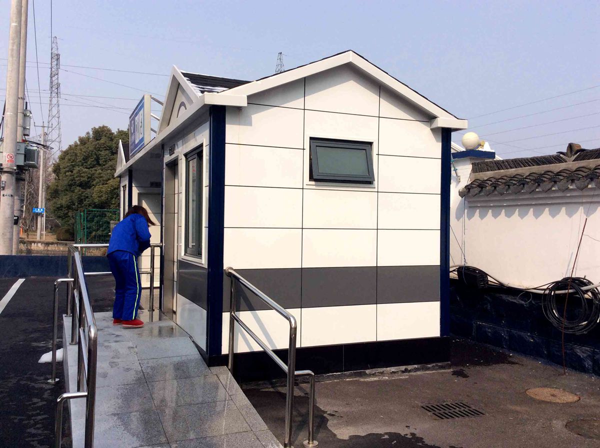 上海松江水沖直排式廁所